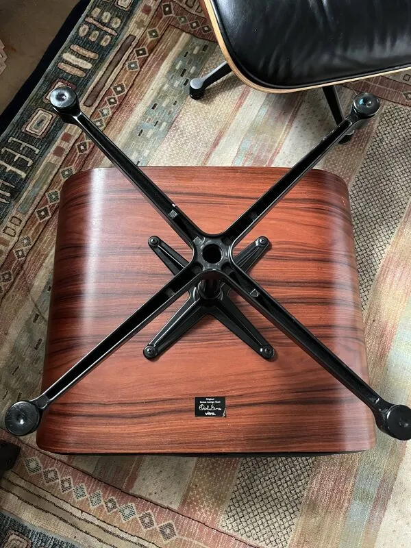 Illustration numéro 4 du produit Fauteuil en cuir noir Eames Vitra, original avec ottoman bois palissandre