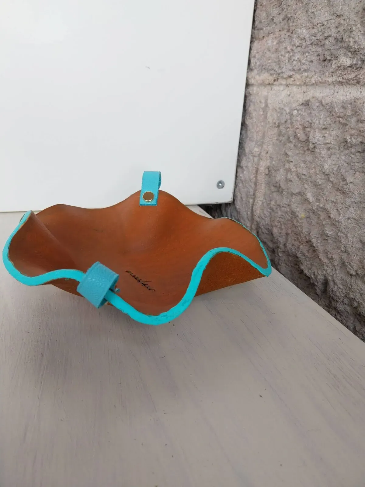 Illustration numéro 4 du produit Vide-poche en cuir modelé