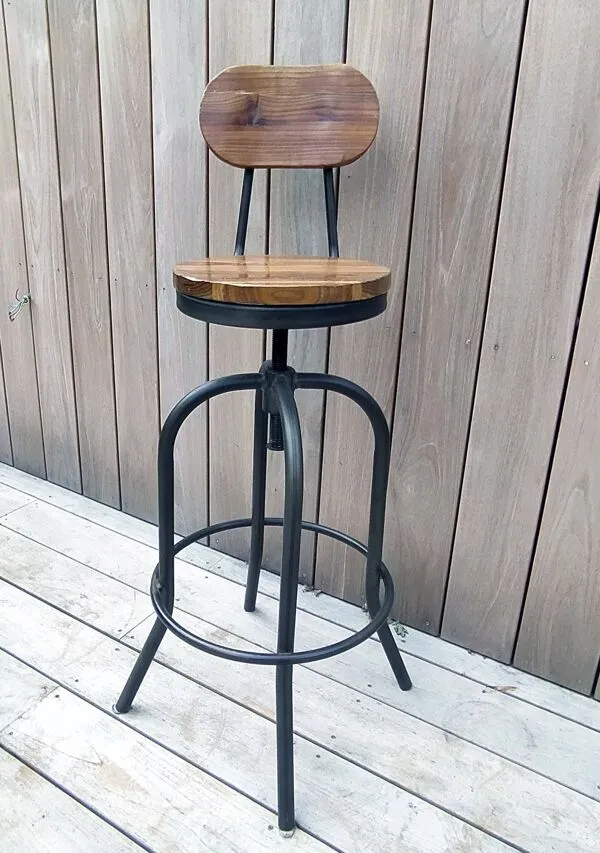 Illustration numéro 4 du produit Lot de deux tabourets de bar bois et métal style industriel