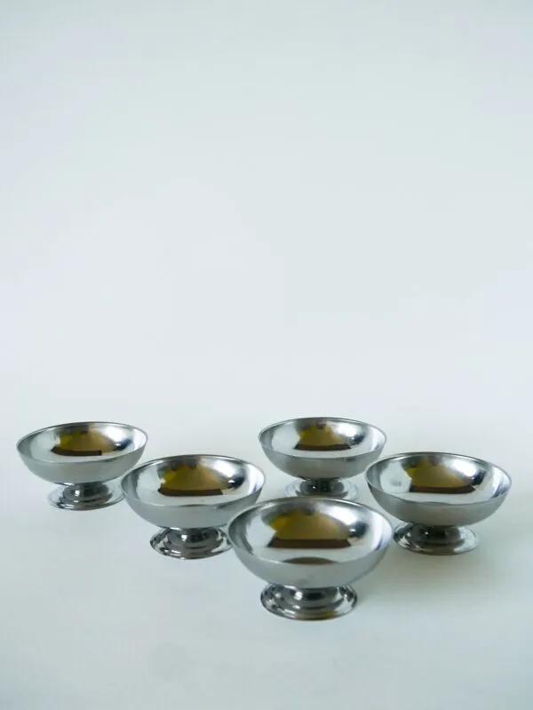 Illustration numéro 4 du produit Lot de 5 coupes à glace en inox, pieds large, Design, 1970 - 4.2 X 9 cm