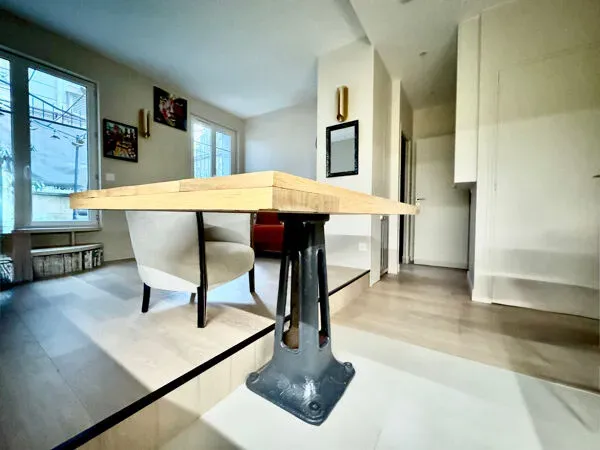 Illustration numéro 4 du produit Table à manger en chêne massif et fonte