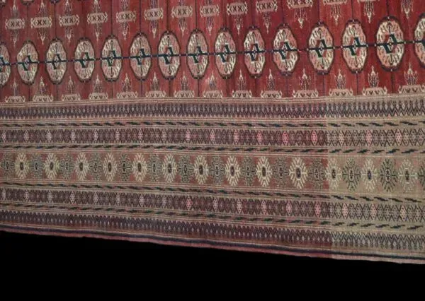 Illustration numéro 4 du produit Tapis Boukhara-Tekke , Asie Centrale, 133 cm x 180 cm, laine nouée main, avant 1950