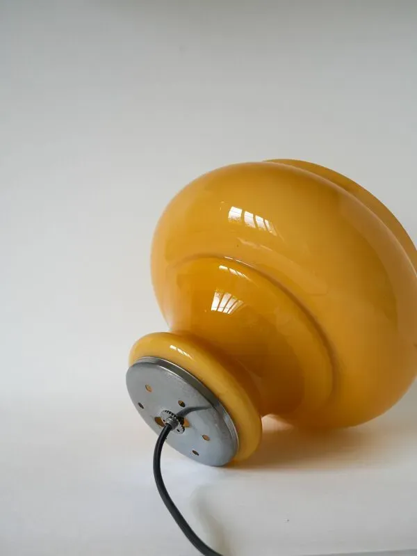 Illustration numéro 4 du produit Suspension en opaline jaune avec arc en métal, Design, 1970