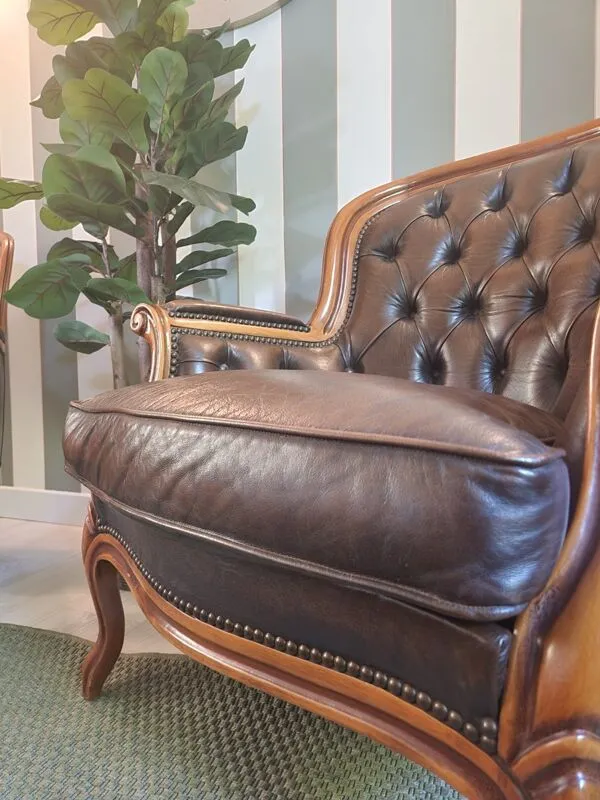 Illustration numéro 4 du produit Paire de fauteuils club Chesterfield anciens en cuir brun capitonné –