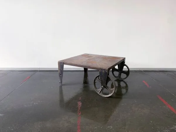 Illustration numéro 4 du produit Table basse en acier industriel brutaliste