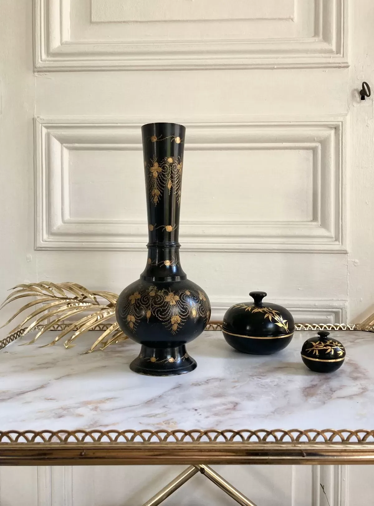 Illustration numéro 4 du produit Vase vintage noir doré