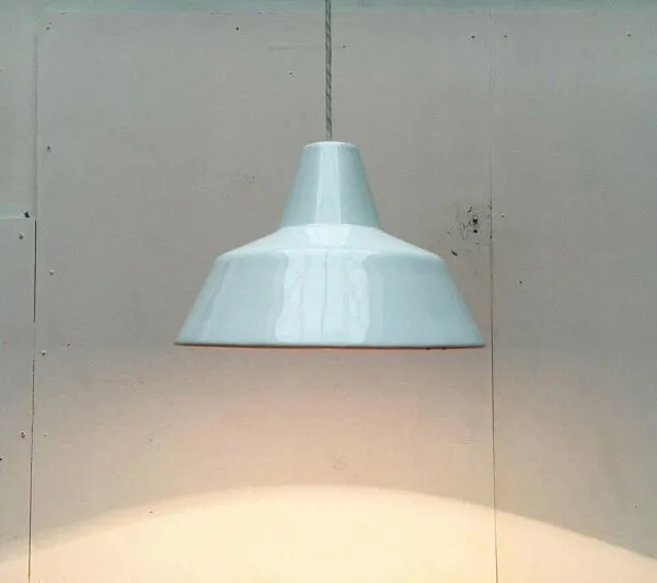Illustration numéro 4 du produit Suspension en émail danoise milieu du siècle de Louis Poulsen, années 1960