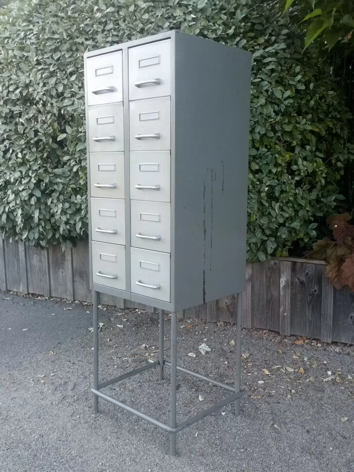 Illustration numéro 4 du produit Meuble industriel à tiroirs sur pieds 1950