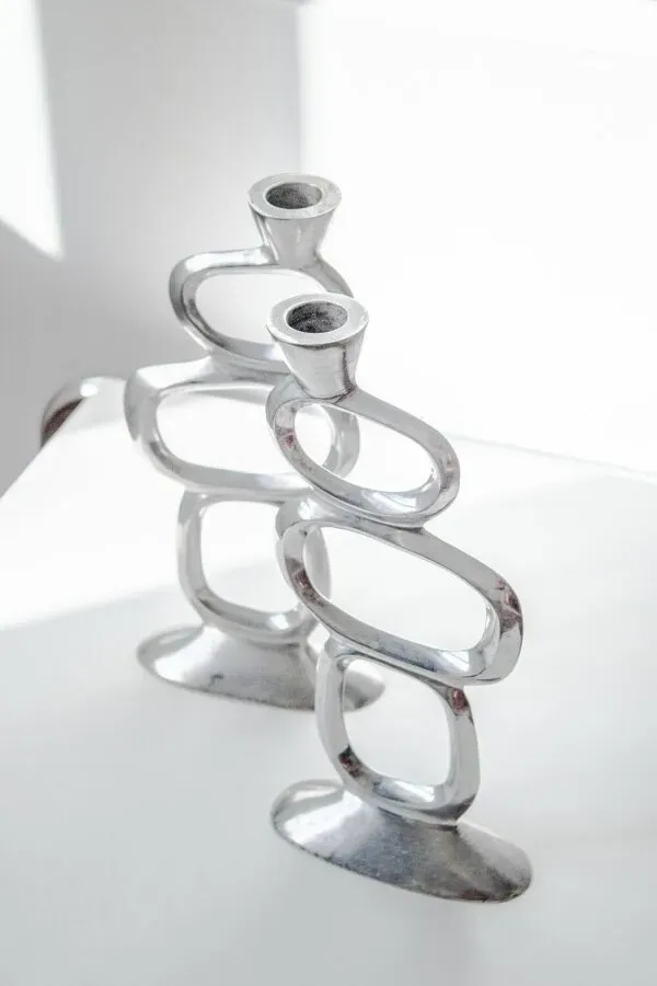 Illustration numéro 4 du produit Paire de bougeoirs design par Matthew Hilton