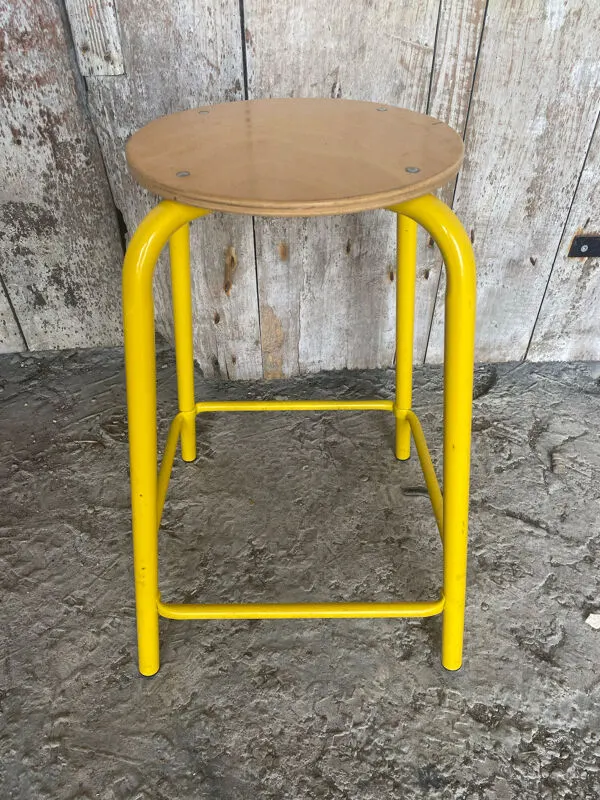 Illustration numéro 4 du produit Tabouret Industriel Ancien Tube Métal Jaune + Assise Bois Vintage