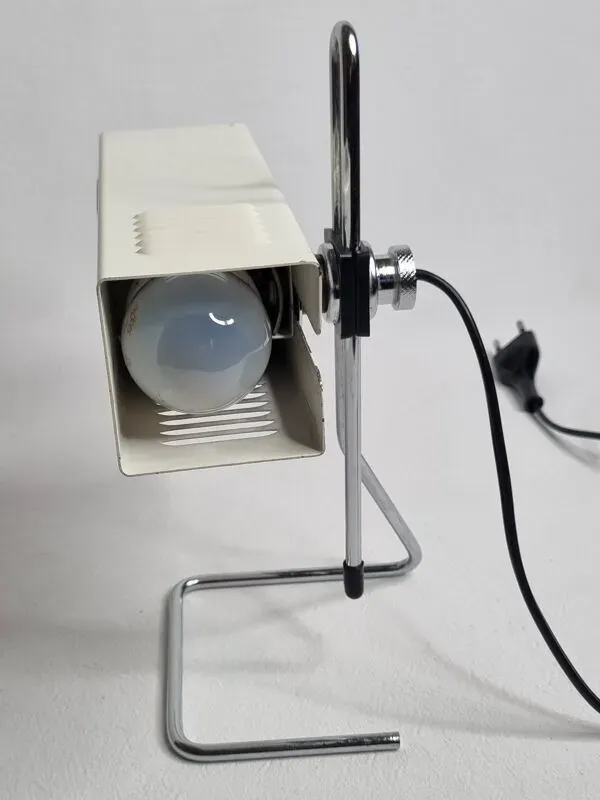 Illustration numéro 4 du produit Lampe de table orientable en métal laqué blanc et chrome, années 70
