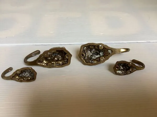 Illustration numéro 4 du produit 4 patères lions en laiton