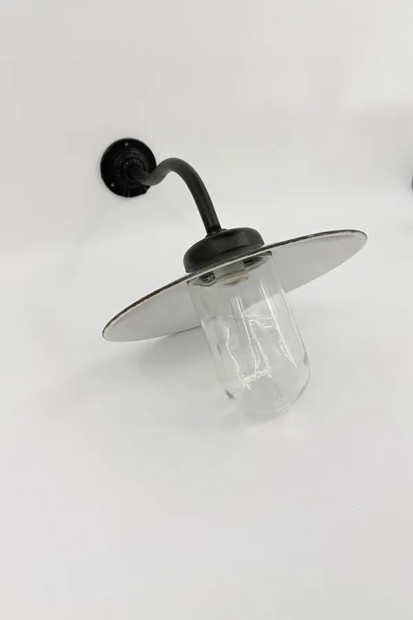 Illustration numéro 4 du produit Lampe de cour