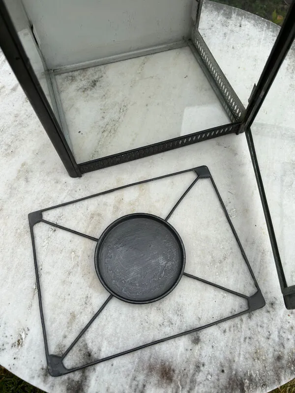 Illustration numéro 4 du produit Lanterne en tôle et verre