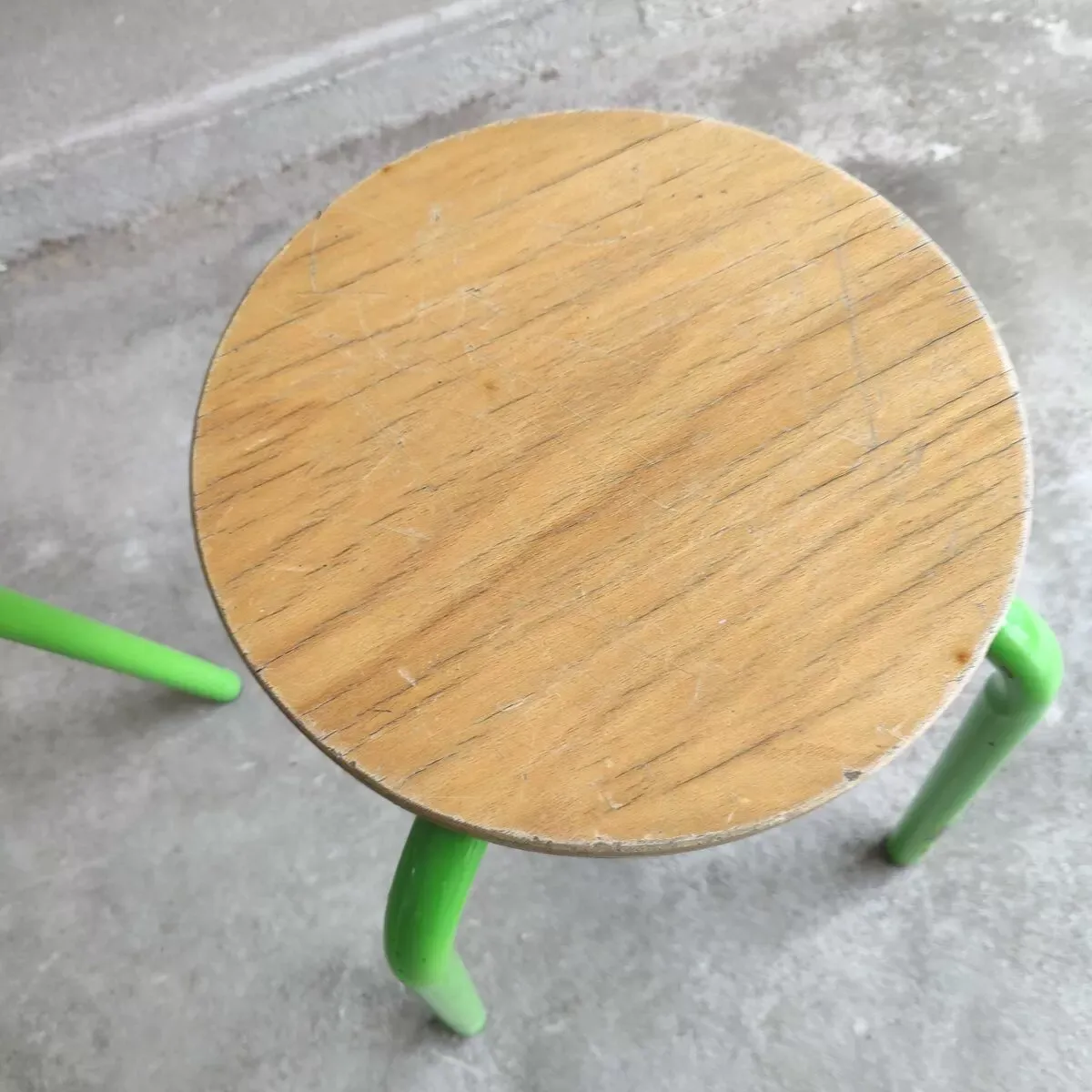 Illustration numéro 4 du produit Lot de 4 tabourets vintage métal vert et bois