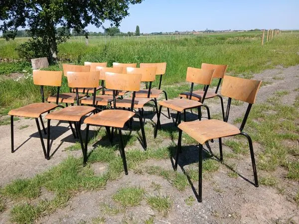Illustration numéro 4 du produit Chaises d'écoliers