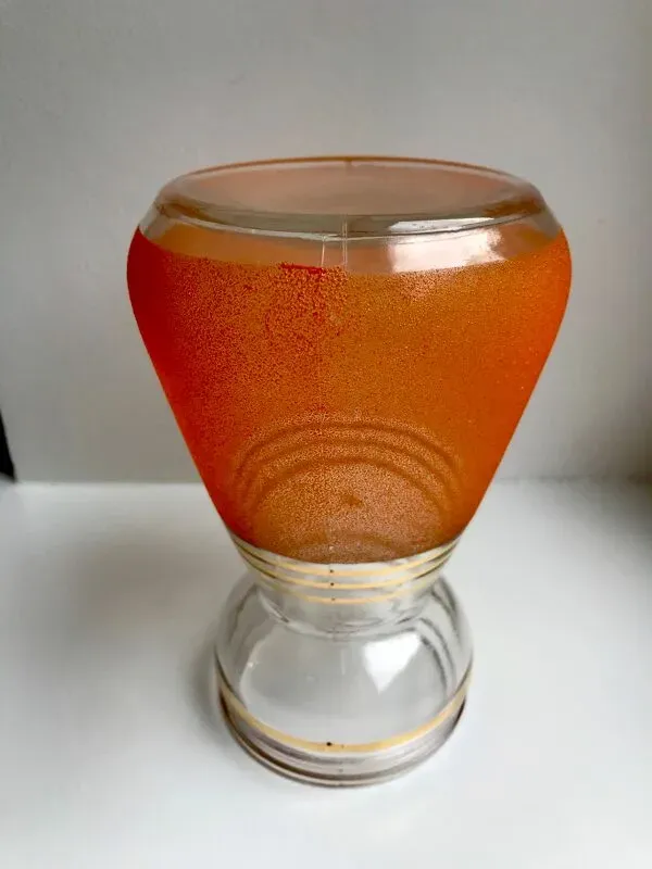 Illustration numéro 4 du produit Vase en verre granité orange années 60