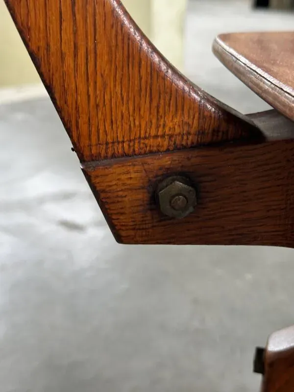 Illustration numéro 4 du produit Chaise industrielle en bois des années 1920