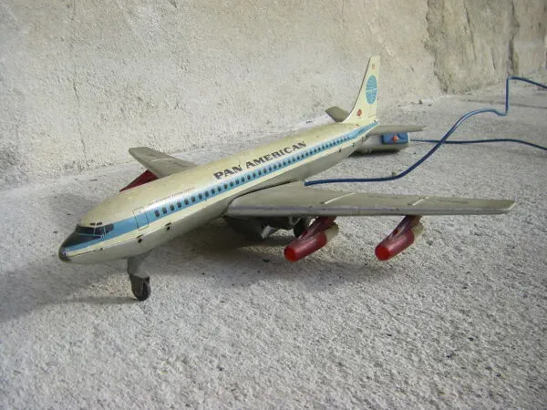 Illustration numéro 4 du produit Avion ancien en tole ''pan america