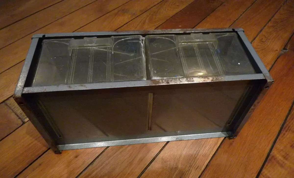 Illustration numéro 4 du produit Caisson métallique à tiroir vintage 70s