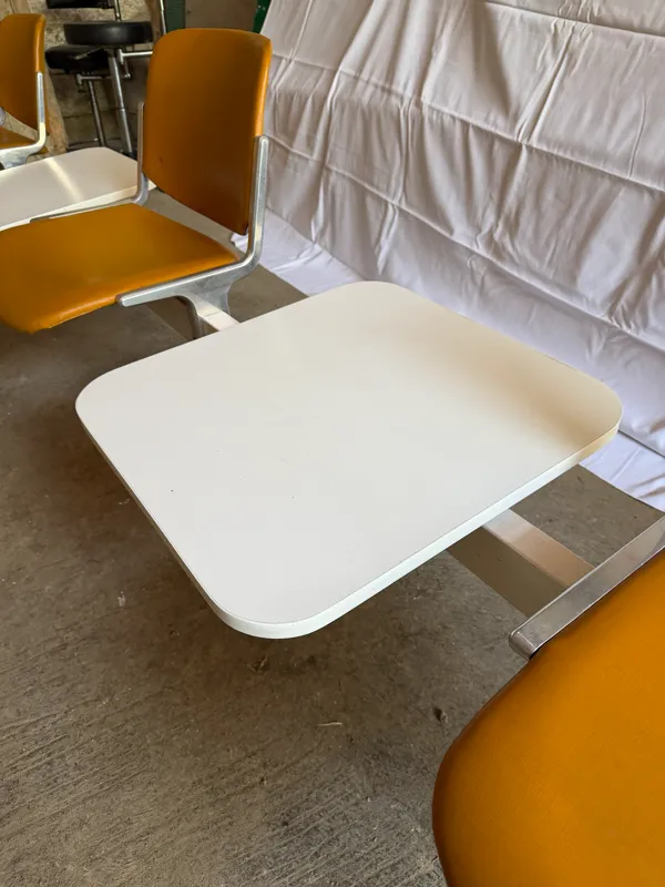 Illustration numéro 4 du produit Banquette d’attente vintage 3 places avec tablettes intégrées-Année 70