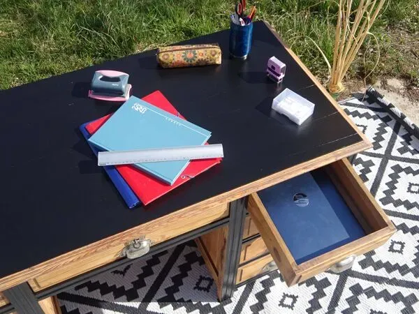 Illustration numéro 4 du produit Grand bureau en pin restauré