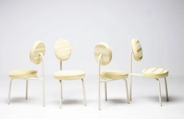 Illustration numéro 4 du produit Quatre chaises ''Champagne'' de Piet Hein Eek - Un design néerlandais avec âme et histoire.