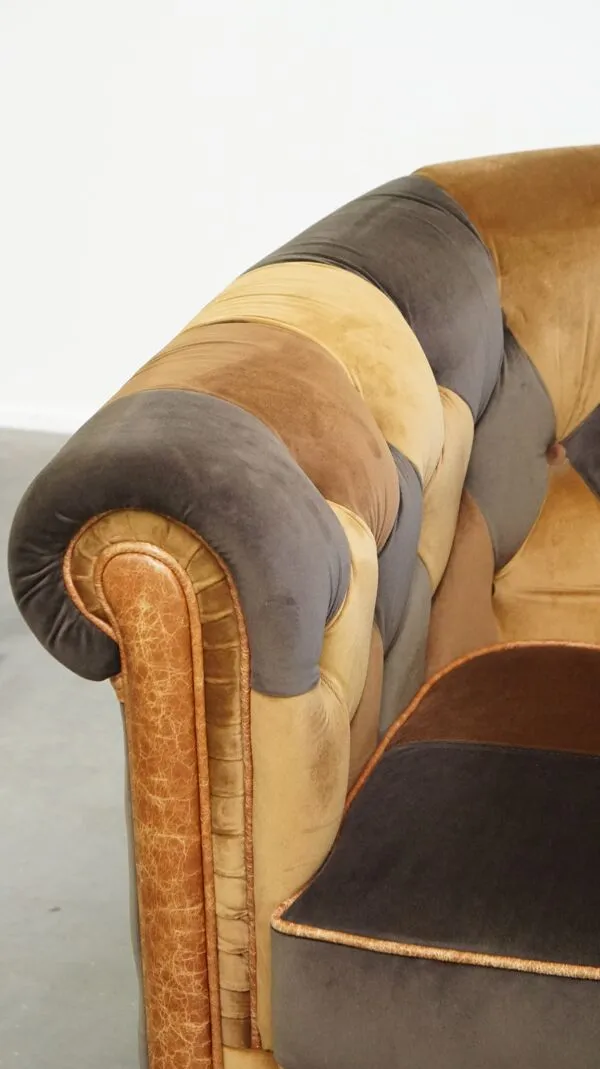 Illustration numéro 4 du produit Fauteuil club Chesterfield en patchwork de tissus uniques dans le style anglais.