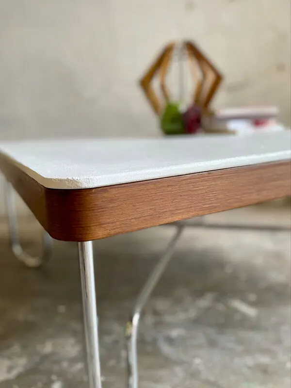 Illustration numéro 4 du produit Table basse vintage style Bauhaus – béton minéral blanc & chrome – ann