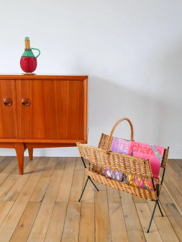 Illustration numéro 4 du produit Porte-revues en rotin et métal moderniste 1970