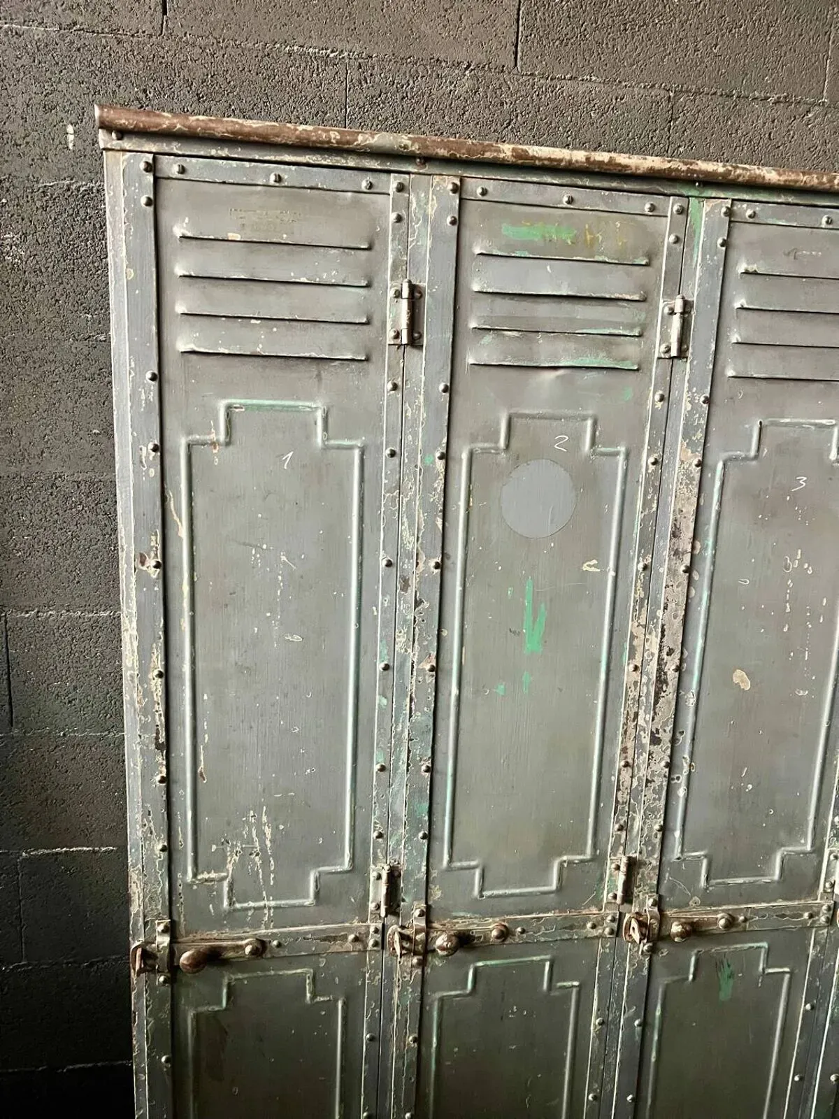 Illustration numéro 4 du produit Vestiaire industriel de la marque Gantois vers 1930