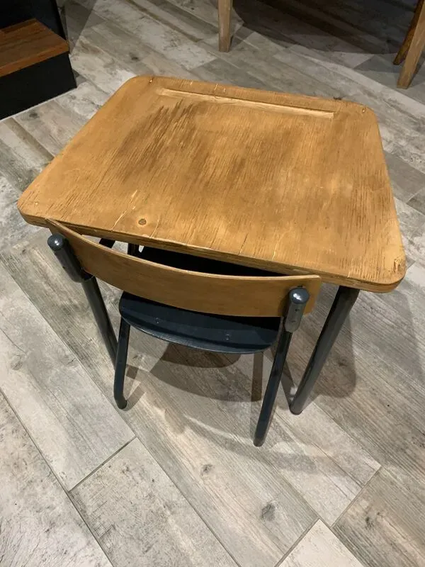 Illustration numéro 4 du produit Bureau d'écolier avec son fauteuil