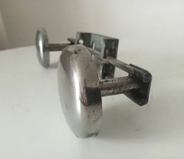 Illustration numéro 4 du produit Portemanteau mural vintage en métal chromé