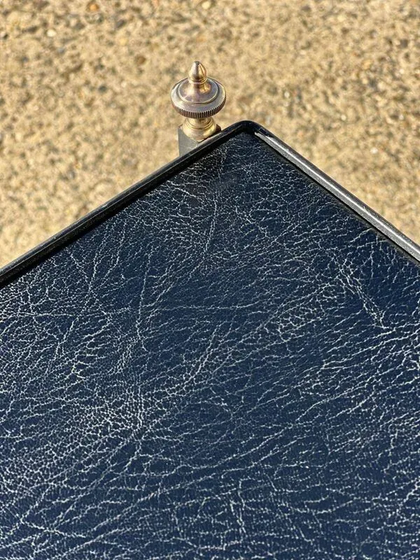 Illustration numéro 4 du produit Table d’appoint, chevet dans le style de Jacques Adnet, France 1950