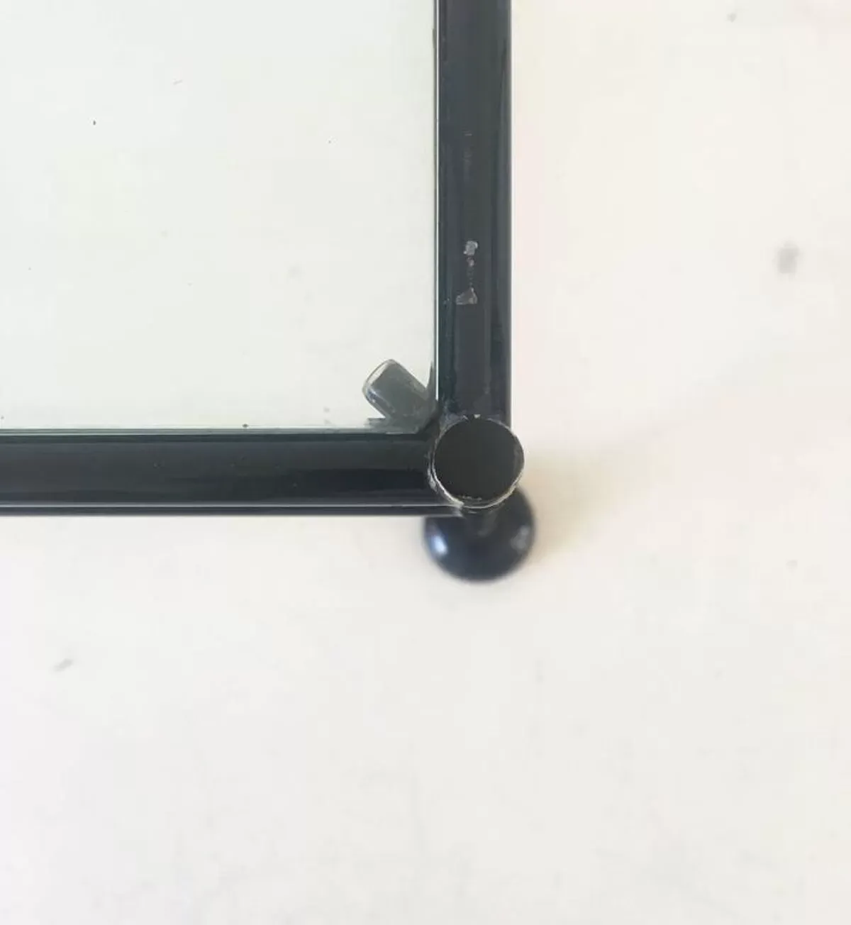 Illustration numéro 4 du produit Table low minimalist metal and glass to the 1960s