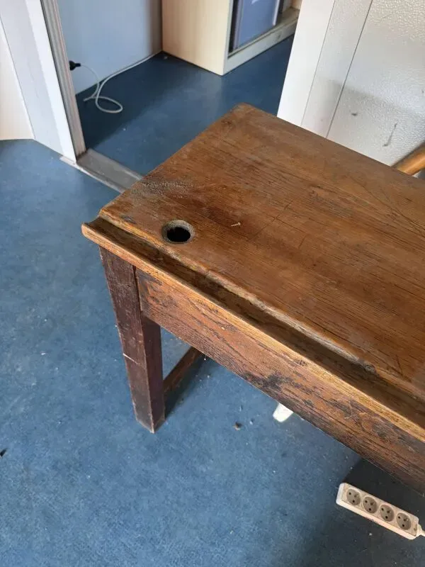 Illustration numéro 4 du produit Ancien bureau écolier en bois