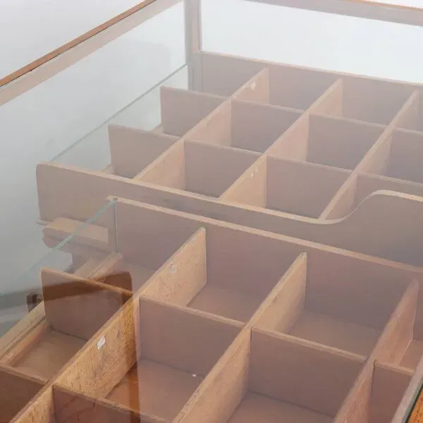 Illustration numéro 4 du produit Meuble de métier, présentoir vitré vintage