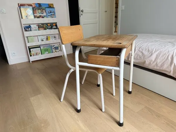 Illustration numéro 4 du produit Bureau d’écolier ancien avec chaise