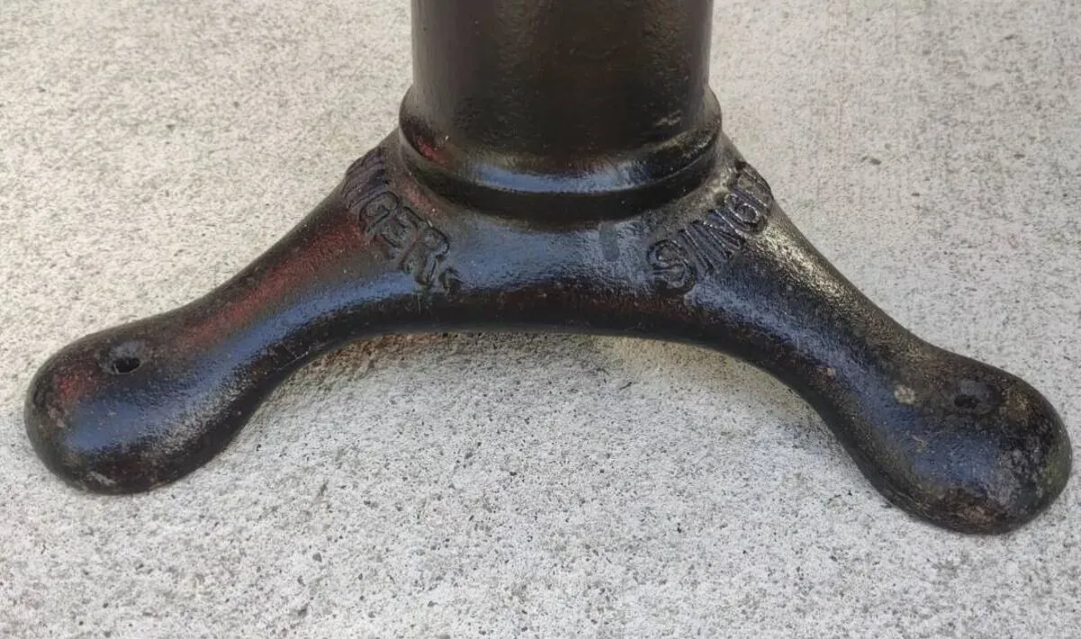 Illustration numéro 4 du produit Ancien tabouret d atelier Singer