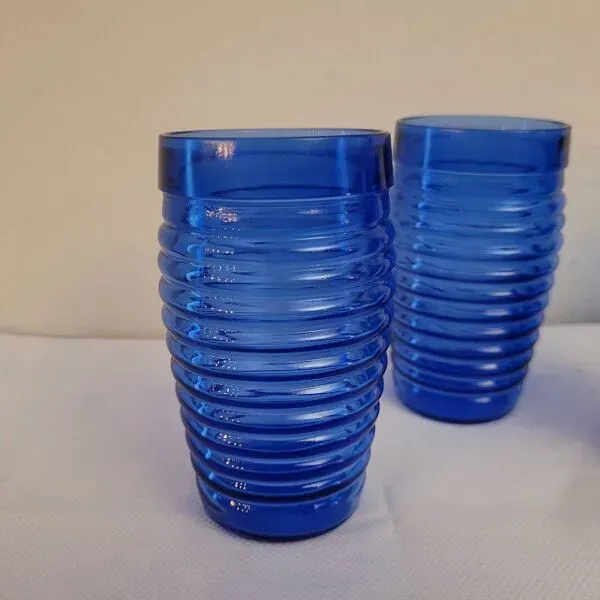 Illustration numéro 4 du produit 4 verres bleu cobalt en verre moulé, années 1970