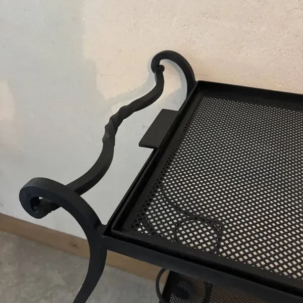 Illustration numéro 4 du produit Desserte noire en tôle perforée