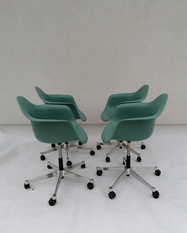 Illustration numéro 4 du produit Set de 4 fauteuils PACC par Charles et Ray Eames pour Vitra