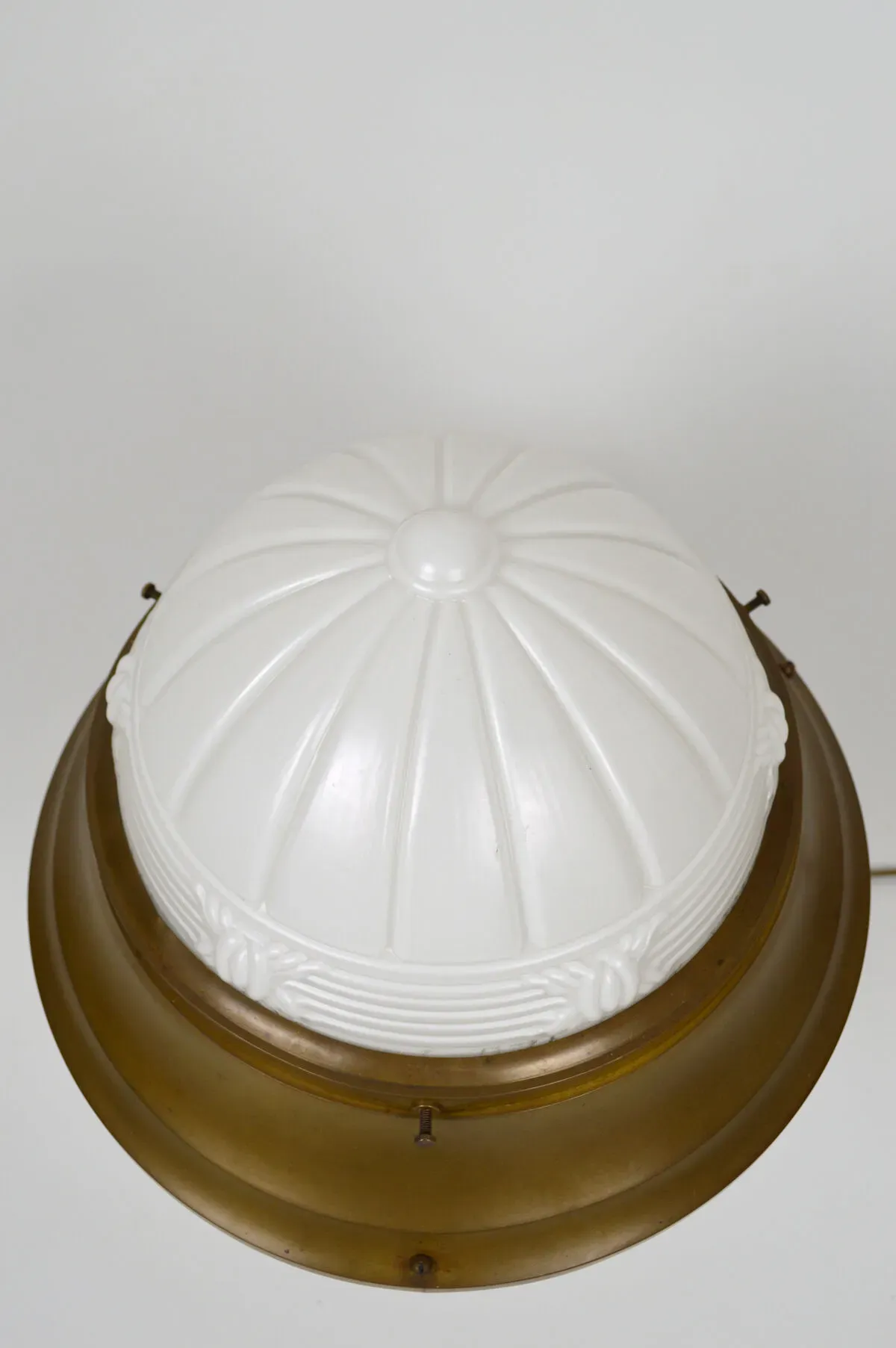 Illustration numéro 4 du produit Lampe Art Déco en laiton patiné et verre moulé, vers 1930