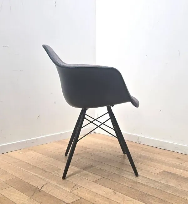Illustration numéro 4 du produit Suite de 4 fauteuils RE DAW, Vitra