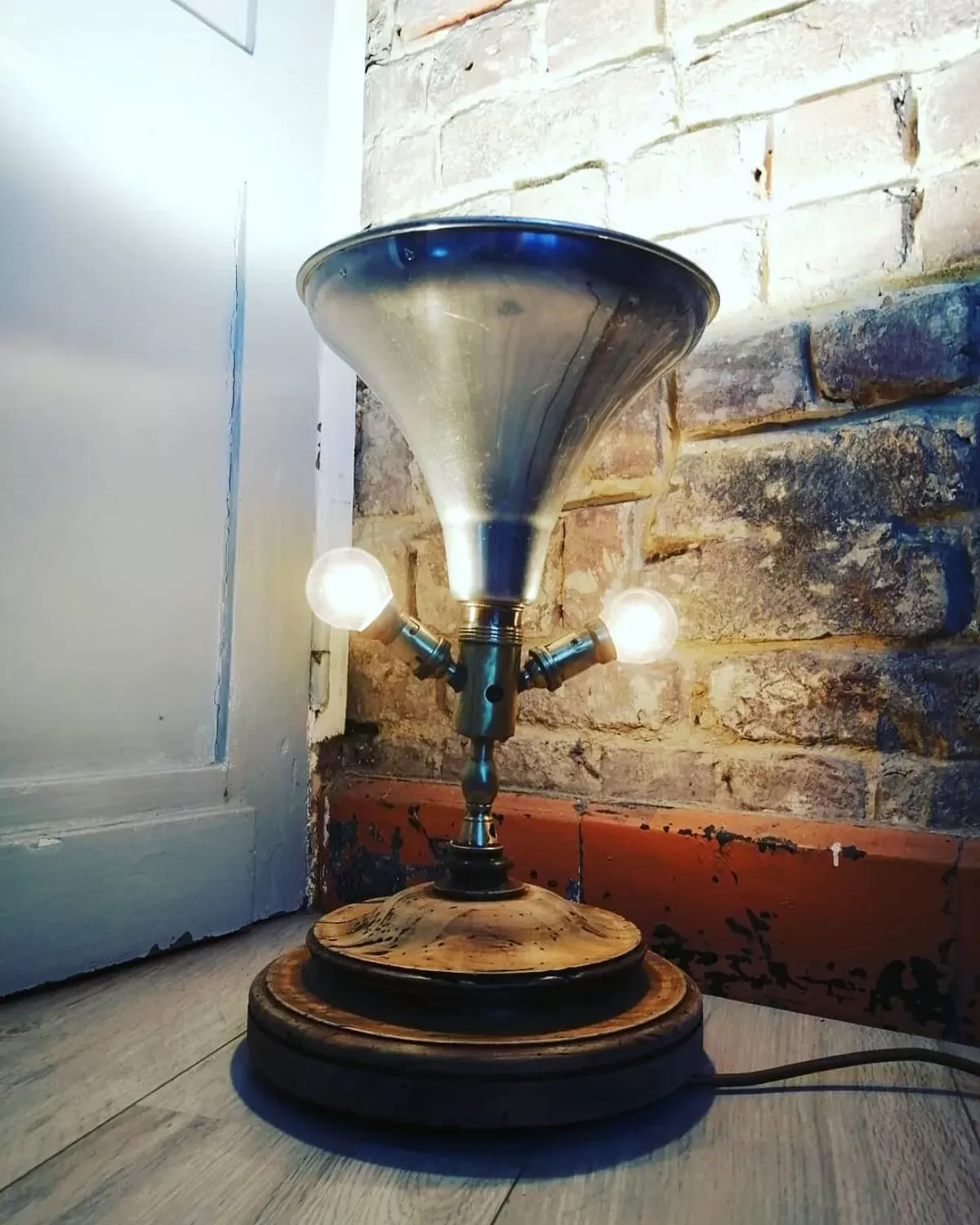 Illustration numéro 4 du produit Lampe