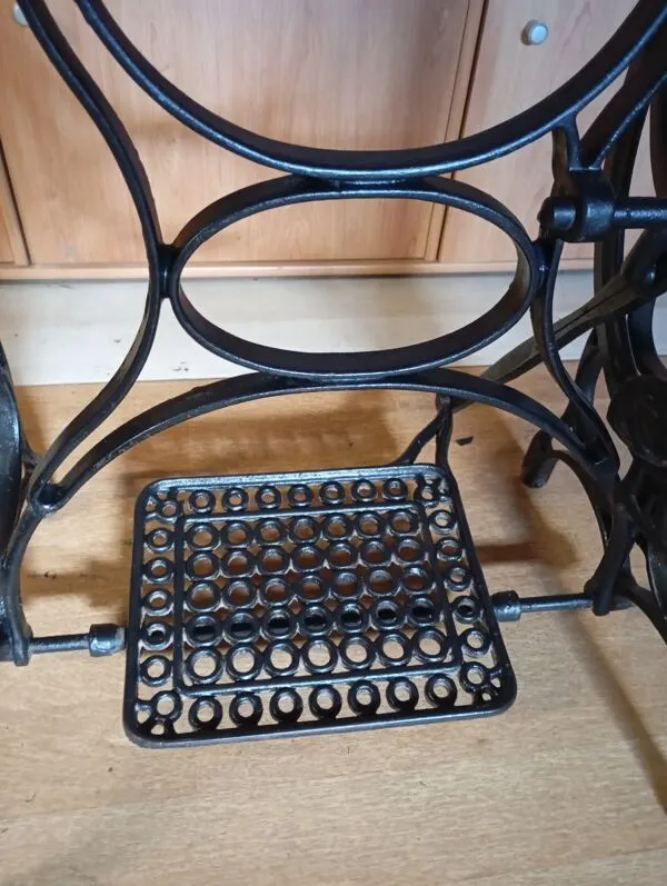 Illustration numéro 4 du produit Table console vintage — Piètement en fonte & plateau en bois clair