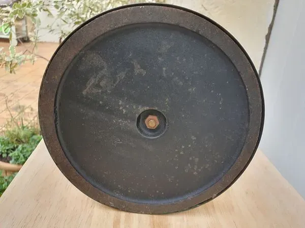 Illustration numéro 4 du produit Porte-parapluie en tôle ajourée et scoubidou