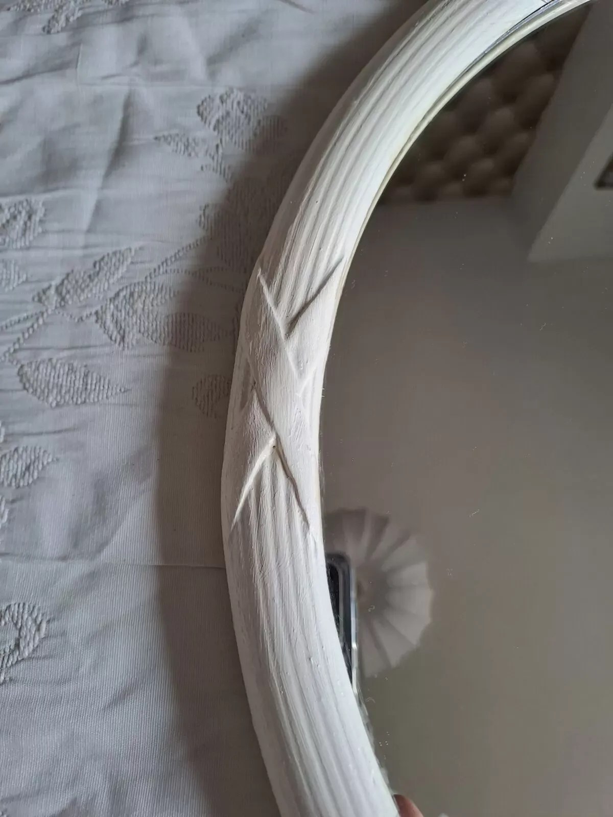 Illustration numéro 4 du produit Miroir rond en bois sculpté avec en haut un ruban formant un noeud coloris crème