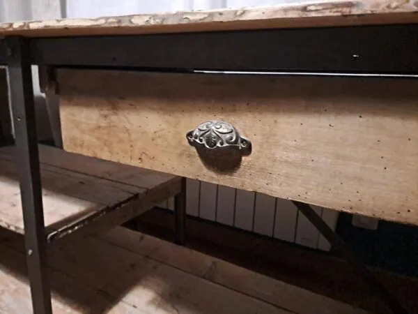 Illustration numéro 4 du produit Meuble de décoration type industriel. visible dans la série Le Baron noir