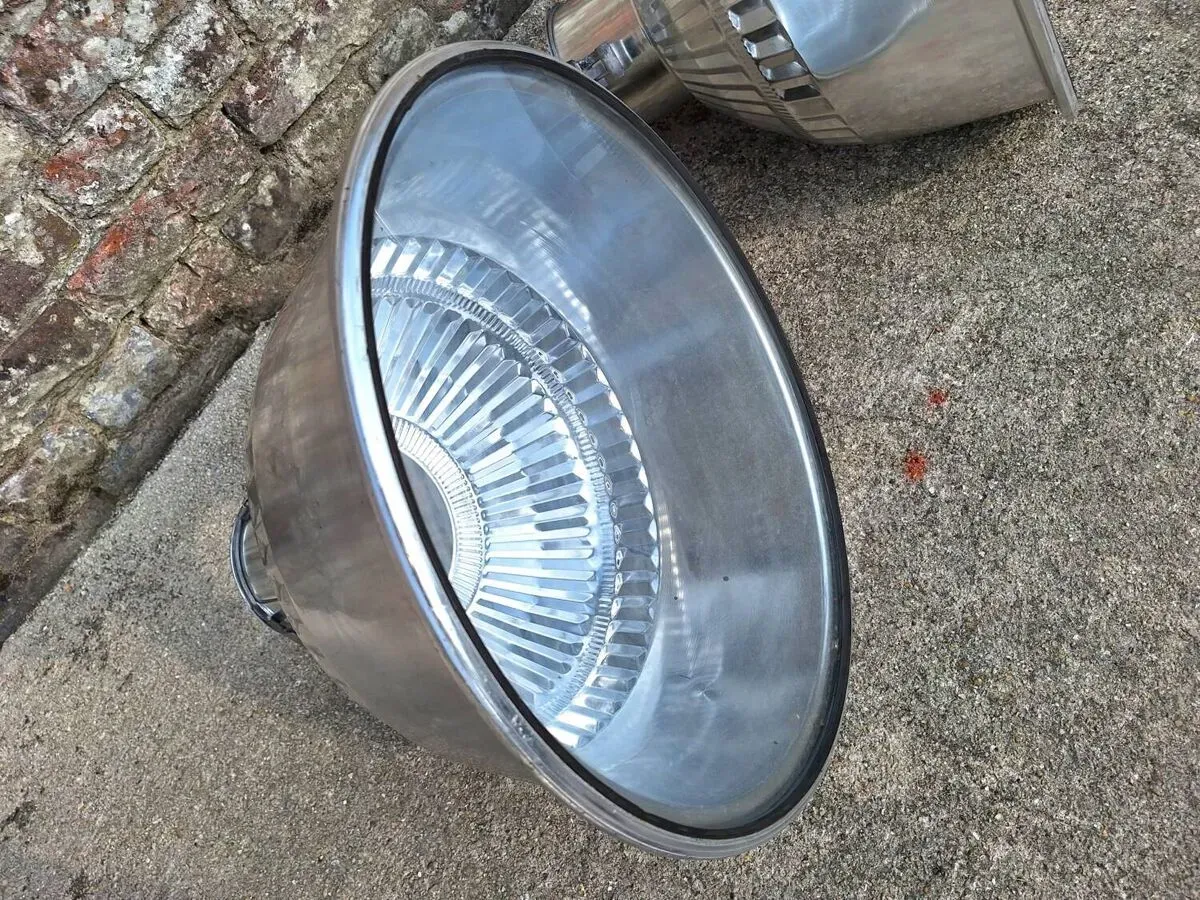 Illustration numéro 4 du produit 3 suspensions industrielles vintage, luminaires anciens d’atelier